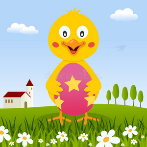 小鸡在草地上拿着复活节彩蛋