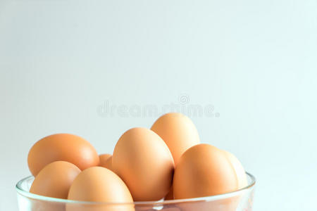 鸡蛋在白色背景的碗里。
