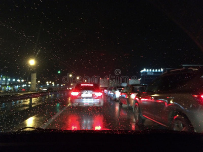 由于下雨和修路,在繁忙的交通中开车.照片