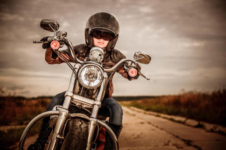 骑摩托车的女孩