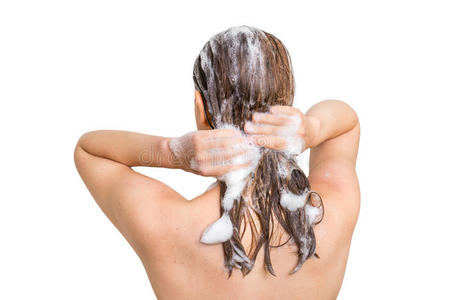 有吸引力的女人在淋浴时用洗发水洗头发照片