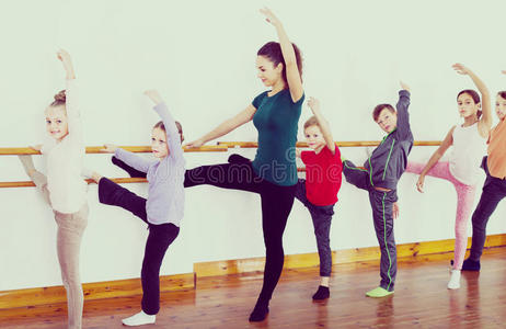 成人 美国人 学院 能量 跳舞 男孩 平衡 活动 教室 舞者