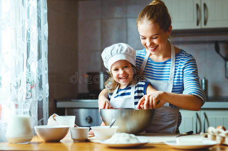 妈妈 烘烤 大笑 乐趣 烹饪 帽子 女孩 成人 白种人 面团
