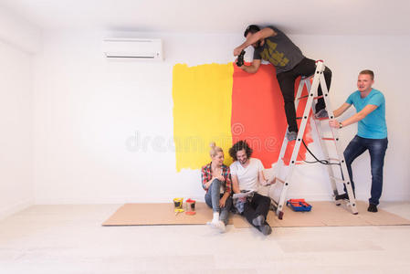 幸福 在室内 公寓 移动 快乐 新的 乐趣 颜色 男人 油漆