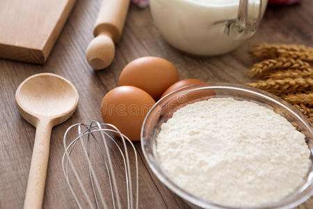 面粉和鸡蛋准备烘焙配料