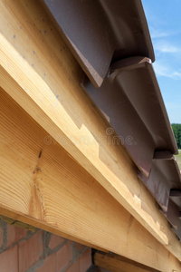 屋顶细节与木椽和屋顶瓷砖的特写视图。 正在建造的新房子。