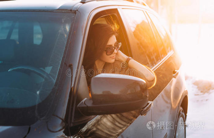 年轻漂亮的黑发女人