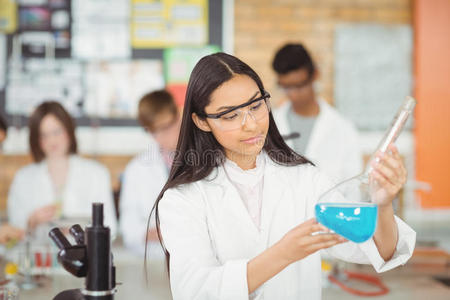 专心的女学生在实验室做化学实验
