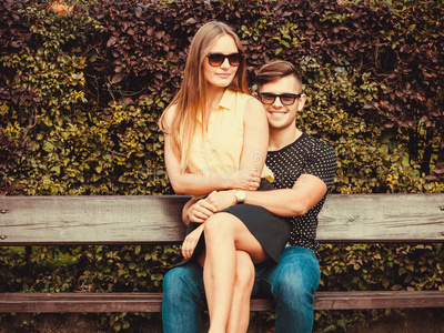 男朋友肩上长凳图片