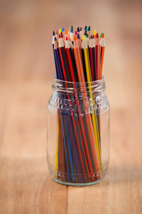 彩色铅笔放在玻璃瓶里