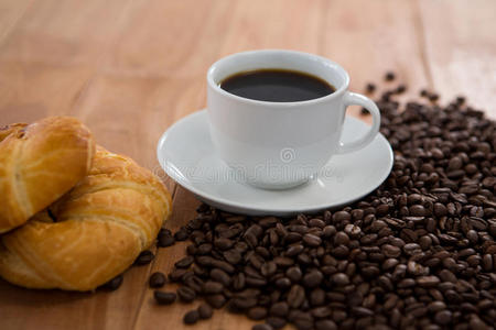 咖啡加烤咖啡豆和牛角面包