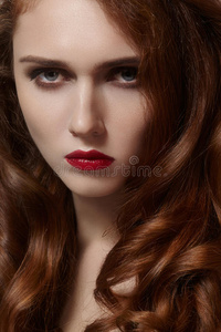 美丽的生姜年轻女子，奢华的发型和时尚的光泽化妆。 红色头发的美容特写模特