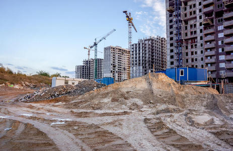 建筑起重机在多层建筑的背景下正在施工