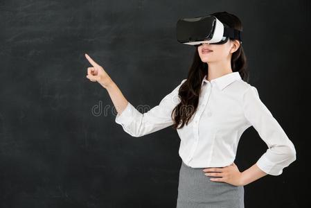 亚洲女教师触摸屏与VR耳机