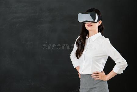 亚洲女教师享受VR耳机教育的体验