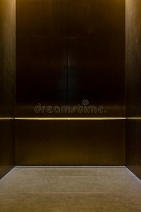 空花式电梯车厢金属杆内金属箱内部封闭典雅的金青铜地板陷阱毛坯房