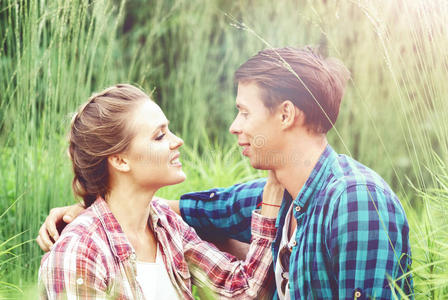 服装拥抱和接吻孤立在白色背景年幼的女人接吻的她朋友面容在户外女朋