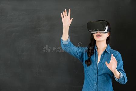 亚洲女性学生控制屏幕与VR耳机