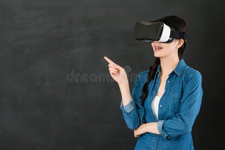 亚洲女学生展示VR耳机设备