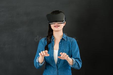 亚洲女学生用VR耳机打字