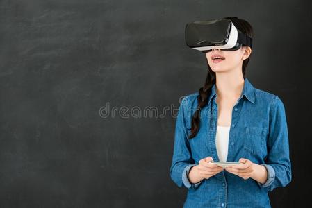 亚洲学生触摸屏与VR耳机智能手机