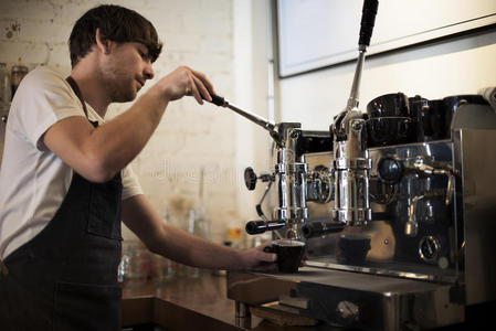 咖啡机portafilter蒸汽咖啡师商店的概念
