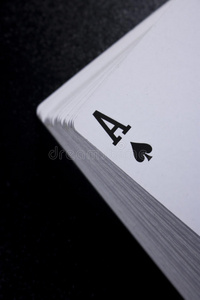 王牌扑克牌堆叠甲板在黑暗的背景