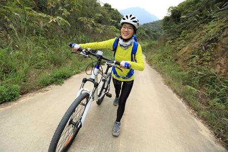 女孩 背包客 健身 背包 手套 自行车 徒步旅行 攀登 头盔