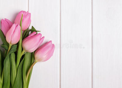 木桌上的粉红色郁金香