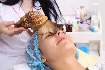 在美容院做蜗牛皮肤清洁。
