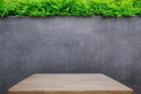 混凝土墙或大理石墙和木地板或木制桌子，有观赏植物或常春藤或花园树。