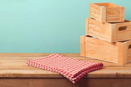 空桌与桌布和木箱在薄荷背景下的产品蒙太奇