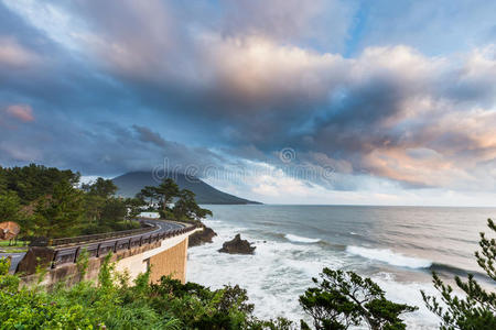 海岸线道路与MT。 海蒙日落，鹿儿岛，日本