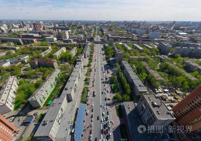 城市鸟瞰图有十字路口和道路房屋建筑直升机射击全景图