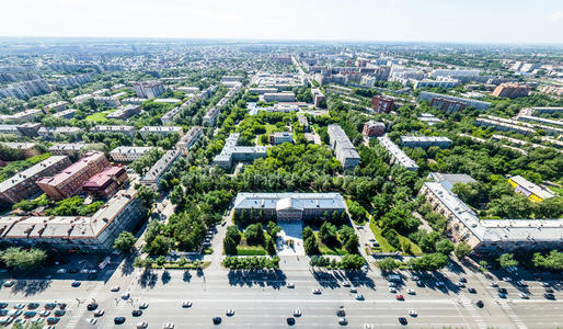 空中城市景观与道路，房屋和建筑物。