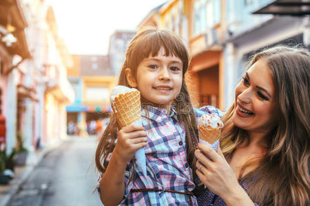 女儿 冰淇淋 街道 食物 奶油 圆锥体 妈妈 假日 母亲