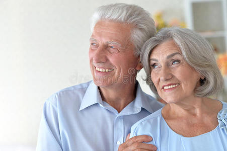 男人 浪漫 白种人 丈夫 家庭 老年人 拥抱 幸福 夫妇