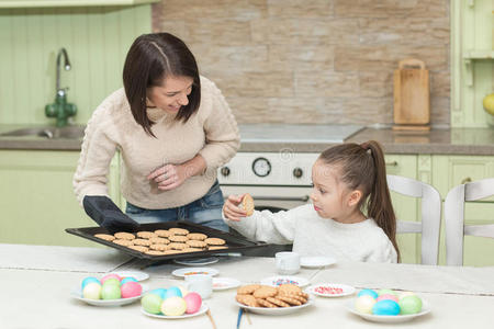 烹饪 活动 厨房 可爱的 狂热爱好者 烹调 成人 小孩 家庭