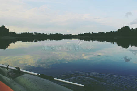 冥想 钓鱼 薄雾 小艇 寒冷 森林 反思 拉脱维亚 和平