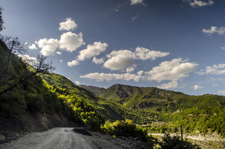 骑自行车山路。 高山上的雾蒙蒙的山路.多云的天空和山路。 大高加索。 阿塞拜疆拉希奇