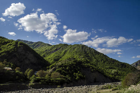 骑自行车山路。 高山上的雾蒙蒙的山路.多云的天空和山路。 大高加索。 阿塞拜疆拉希奇