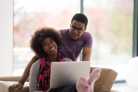 非裔美国人夫妇在网上购物