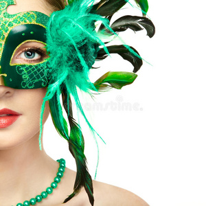 美丽的年轻女人戴着神秘的绿色威尼斯面具
