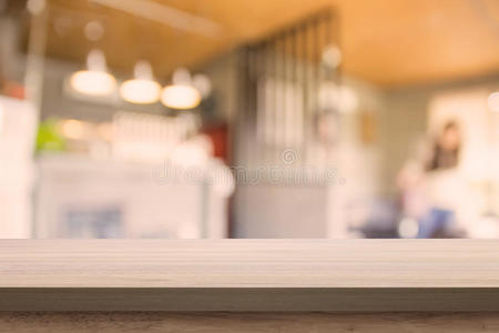 木制桌子的空顶，模糊的咖啡店背景。