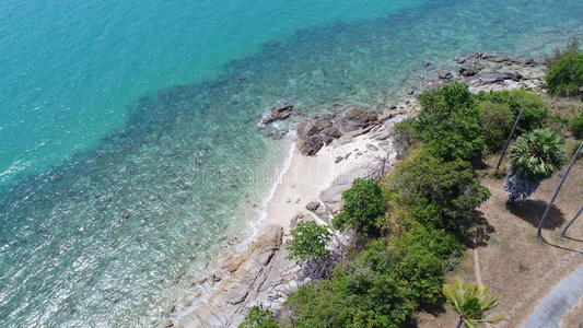 空中俯瞰海岸线和岛屿与棕榈树