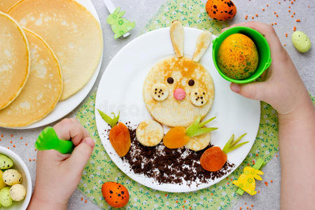 复活节兔子煎饼作为早餐