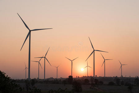日落时风力涡轮机的轮廓