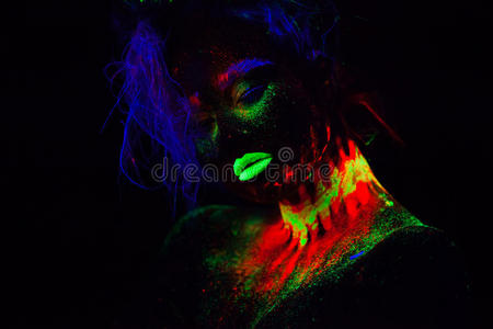 美丽的外星模特，蓝色的头发和绿色的嘴唇在霓虹灯下。 这是美丽模特的肖像