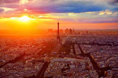 埃菲尔铁塔在巴黎空中日落法国