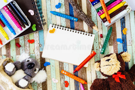 空白打开笔记本和可爱的考拉和猴子娃娃，蜡笔